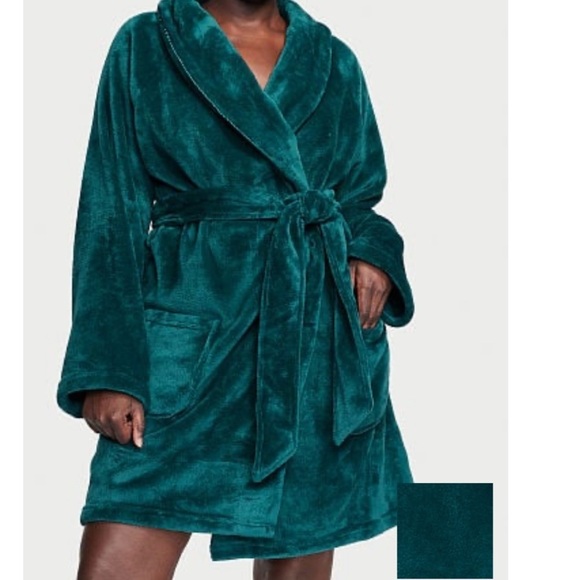 VICTORIA'S SECRET
Short Cozy Robe & Matching Slipper - Picture 2 of 3